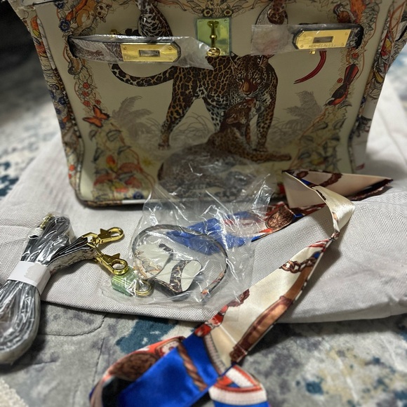 Fashion Bag comes with strap & twilly - Picture 2 of 5